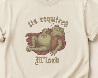 Tis Erforderlich M'Lord Frosch Illustration T-Shirt | mittelalterlicher schlafender Frosch Design