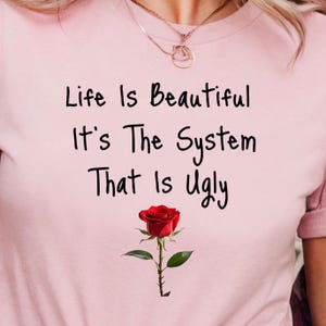 Shirt Life Is Beautiful System Is Ugly Quote: Motiverend T-shirt met woordspeling
