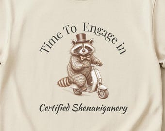 Waschbär auf Roller 'Time to Engage in zertifizierte Shenaniganery' T-Shirt