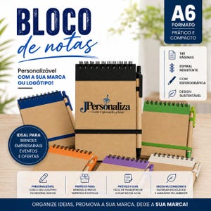 Pode incluir: Uma coleção de blocos de notas A6 com encadernação em espiral, capas de papel kraft e detalhes coloridos. Cada bloco inclui uma caneta a condizer num suporte lateral. O bloco central apresenta o texto JPersonaliza Corte e gravação a laser.