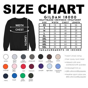 Pode incluir: Camisola preta com tabela de tamanhos e op&ccedil;&otilde;es de cores. A tabela lista os tamanhos XS a 5XL, com medidas em polegadas para largura, peito e comprimento. As op&ccedil;&otilde;es de cores incluem branco, cinza desportivo e azul marinho.