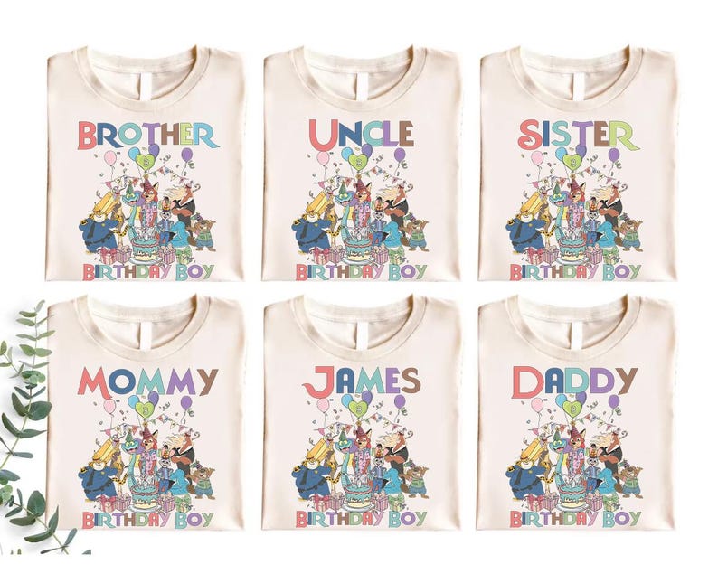 Pode incluir: Seis camisetas creme com gr&aacute;ficos de anivers&aacute;rio. Cada camisa tem uma palavra diferente em letras coloridas: "Brother", "Uncle", "Sister", "Mommy", "James" e "Daddy". As camisas apresentam um design de desenho animado com bolo e bal&otilde;es.