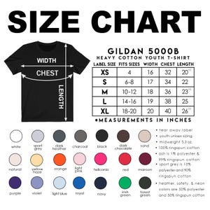 Pode incluir: Uma camiseta preta com uma tabela de tamanhos e op&ccedil;&otilde;es de cores. A tabela detalha as medidas em polegadas para tamanhos juvenis XS a XL. As op&ccedil;&otilde;es de cores incluem branco, cinza, preto e v&aacute;rias outras cores.