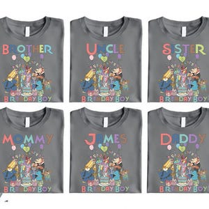 Pode incluir: Seis camisetas cinzentas com texto e ilustra&ccedil;&otilde;es coloridas. As camisas dizem "Brother", "Uncle", "Sister", "Mommy", "James" e "Daddy". Cada camisa tem um gr&aacute;fico de desenho animado de uma cena de anivers&aacute;rio com as palavras "Birthday Boy".