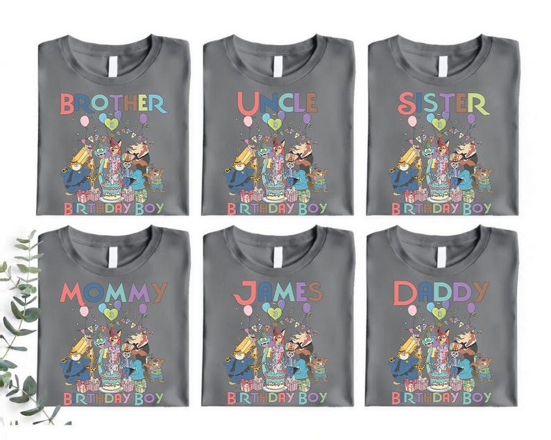 Pode incluir: Seis camisetas cinzentas com texto e ilustra&ccedil;&otilde;es coloridas. As camisas dizem "Brother", "Uncle", "Sister", "Mommy", "James" e "Daddy". Cada camisa tem um gr&aacute;fico de desenho animado de uma cena de anivers&aacute;rio com as palavras "Birthday Boy".