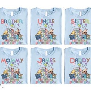 Pode incluir: Uma caneca de cer&acirc;mica branca com uma al&ccedil;a preta e o texto "But First, Coffee" em preto, em negrito. A caneca est&aacute; sobre uma superf&iacute;cie branca.