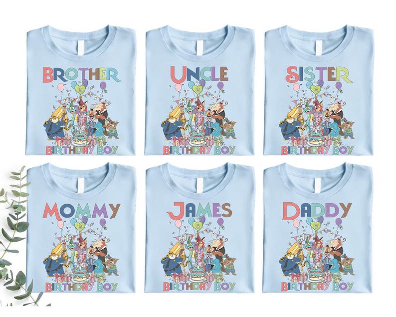 Pode incluir: Uma caneca de cer&acirc;mica branca com uma al&ccedil;a preta e o texto "But First, Coffee" em preto, em negrito. A caneca est&aacute; sobre uma superf&iacute;cie branca.