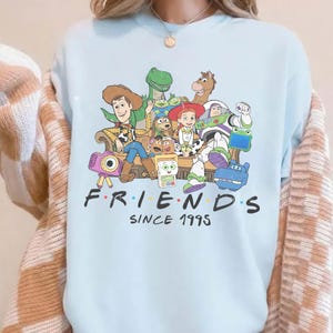 Camiseta retro de Toy Story y sus amigos, camiseta con estampado de Woody y Buzz, camiseta "Amigos desde 1995", ropa con temática de Pixar, regalo de cumpleaños para el mejor amigo imagen 4