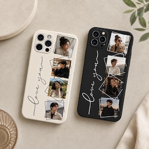 Puede incluir: Dos fundas para smartphone, una crema y otra negra, cada una con el texto "love you" en cursiva y cuatro marcos cuadrados con retratos individuales. Las fundas tienen aberturas para las lentes de la cámara y un acabado mate.