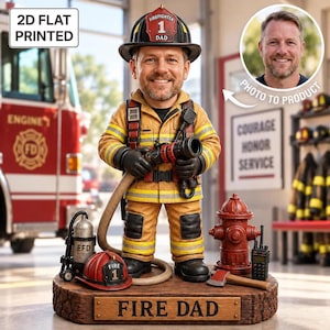 Puede incluir: Una figura cabezona personalizada que muestra a una persona sonriente con equipo de bombero color canela y franjas reflectantes amarillas, sosteniendo una manguera. La base dice FIRE DAD, con casco rojo, hidrante y radio.