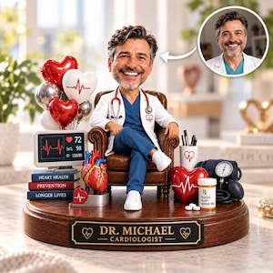 Puede incluir: Una figura cabezona personalizada de un cardiólogo llamado Dr. Michael, sentado en una silla de cuero marrón sobre una base de madera. La figura viste una bata blanca, uniforme médico azul y un estetoscopio. Los accesorios incluyen un monitor cardíaco, un modelo de corazón anatómico, libros, un frasco de medicamentos y un tensiómetro.