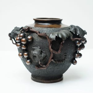Antique Japanese Bronze Usubata – High Relief Grapevine & Leaves – Meiji Period Ikebana Vase with Fine Patina - Flower Arrangement Art