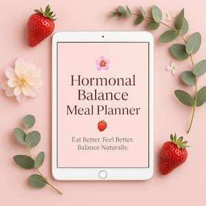 Puede incluir: Una tableta blanca muestra el texto "Hormonal Balance Meal Planner" con un icono de fresa y las palabras "Eat Better. Feel Better. Balance Naturally." La tableta está rodeada de fresas, flores y vegetación sobre un fondo rosa.