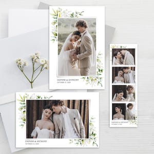 Könnte beinhalten: Hochzeitseinladungs-Set mit einem Foto eines Paares, umgeben von floralen und grünen Akzenten. Der Text "DAPHNE & ANTHONY OCTOBER 15, 2025" ist zu sehen. Enthält eine große Einladung und einen Fotostreifen.