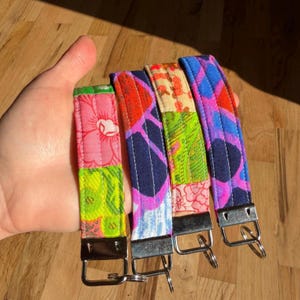 Nyckelring i lapptäcke | Handgjord nyckelring i quiltat tyg | Armbandsrem i vintagetyg | Återvunnen present