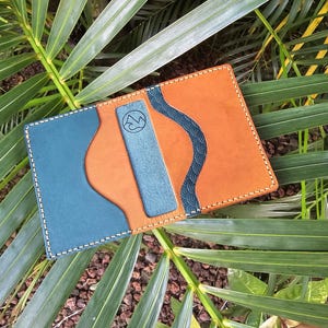 Cartera italiana plegable de curtido vegetal, cosida a mano, con estampado de olas oceánicas