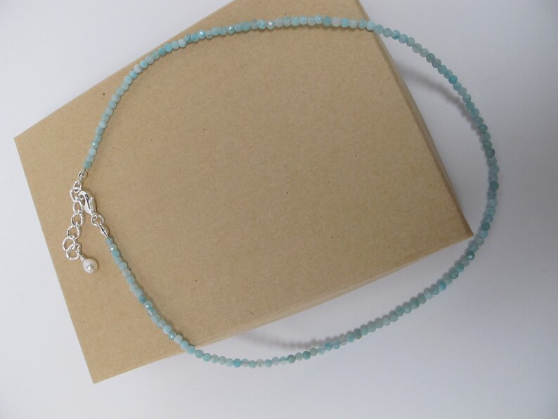 Choker / collier scintillant daigue-marine, perles délicates de 2,5 mm de différentes nuances daqua, fermoir à homard argenté, réglable et choix de longueurs image 9