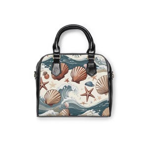 Könnte beinhalten: Handtasche mit schwarzem Griff und Besatz. Sie zeigt ein sich wiederholendes Muster aus Muscheln, Seesternen und Meereswellen in Braun-, Beige- und Blautönen auf cremefarbenem Hintergrund. Die Tasche hat eine strukturierte Form.