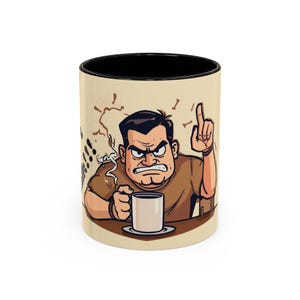 Könnte beinhalten: Keramik-Kaffeetasse mit schwarzem Innenraum und einer Cartoon-Illustration eines wütenden Mannes. Der Mann hält eine Kaffeetasse und zeigt mit dem Zeigefinger nach oben. Die Tasse hat einen beigefarbenen Hintergrund.