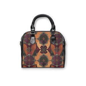 Könnte beinhalten: Eine strukturierte Handtasche mit schwarzem oberem Griff und Zierleiste. Die Tasche hat ein geometrisches Muster in Orange-, Lila- und Grüntönen. Die Tasche hat eine rechteckige Form mit abgerundeten Kanten und einem Schultergurt.