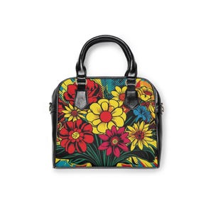 Könnte beinhalten: Schwarze Handtasche mit farbenfrohem Blumenmuster. Die Tasche zeigt eine lebendige Anordnung von roten, gelben und rosa Blumen auf schwarzem Hintergrund. Sie hat eine strukturierte Form mit einem oberen Griff und einem abnehmbaren Schultergurt.