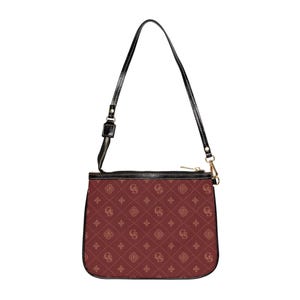 Könnte beinhalten: Eine dunkelrote Umhängetasche mit einem sich wiederholenden beigen Monogrammmuster aus den Buchstaben GS und vierblättrigen Blumenformen. Die Tasche hat einen schwarzen Rand, einen schwarzen Schulterriemen mit silberner Metallschnalle und einen goldenen Reißverschluss.