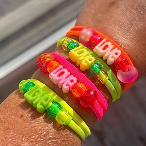 Jolis bracelets élastiques ajustables couleurs fluo au choix