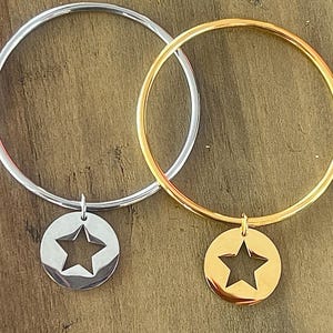 bracciale rigido in acciaio inossidabile con ciondolo a stella a tua scelta
