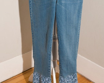 Pantalones vaqueros cortos con dobladillo de encaje y estampado floral calado de Lauren Ralph Lauren, estilo Y2K.