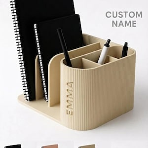 Moderno organizer da scrivania con portapenne a coste e supporto per notebook, minimalista, colore personalizzato, regalo autunnale