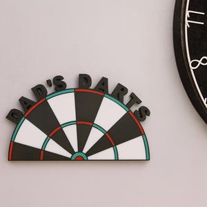 パーソナライズされたダーツホルダー - 壁掛け式または自立式ダーツボードステーションの秋のギフト