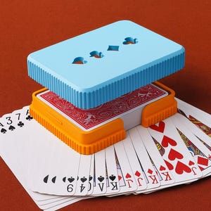 Étui pour cartes à jouer imprimé en 3D – Boîte de jeu sur le thème du costume | Porte-cartes de poker | Rangement pour cartes de voyage avec costume| Cadeau pour les joueurs et les magiciens