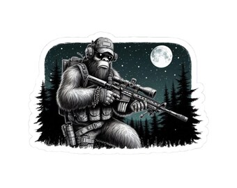 Pegatina de Sasquatch Guerrero Nocturno – Calcomanía táctica de Bigfoot para portátil (troquelada)