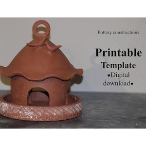Peut inclure: Une mangeoire à oiseaux en terre cuite faite à la main, avec un toit en forme de dôme et une ouverture circulaire. La mangeoire a une base texturée et une boucle en haut. Le texte "Printable Template Digital download" est affiché.