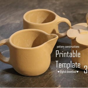 Könnte beinhalten: Drei beige Keramik-Töpferwaren: ein Sahnekännchen, eine Tasse und ein Behälter mit Deckel. Der Behälter hat einen blütenförmigen Deckel. Der Text auf dem Bild lautet "pottery constructions Printable Template 3in1 digital download".
