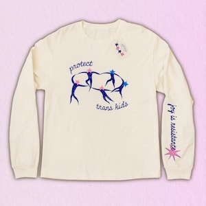 Protect Trans Kids långärmad – Trans Rights Shirt – Screentryckt Queer T-shirt – HBTQ+ Streetwear