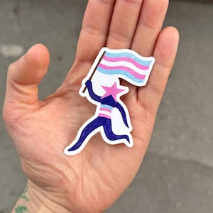 Sticker Trans Joy – Personnage tête étoile queer avec drapeau trans