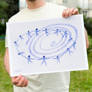 Peut inclure: Une impression d'art rectangulaire blanche présentant une illustration à l'encre bleue de silhouettes stylisées se tenant par la main en cercle autour d'une spirale centrale. Chaque silhouette a une étoile bleue pour tête. Une signature est visible.