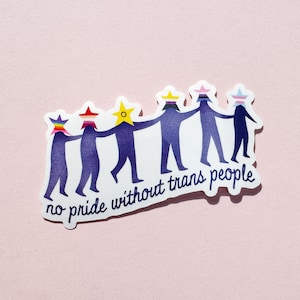 Pode incluir: Um adesivo recortado com seis figuras roxo-escuras de mãos dadas. Cada figura tem uma cabeça em forma de estrela com as cores de diferentes bandeiras do orgulho. O texto "no pride without trans people" está impresso em azul escuro abaixo.