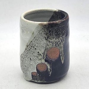 Stara, ręcznie wykonana doniczka, wazon lub pojemnik o średnicy 4,75 cala; nakrapiana brązową, żółtą, białą i jasnobrązową glazurą lawową z odsłoniętą ciemną gliną; sygnowana