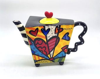 Auslaufmodell Romero Britto „A New Day“ Keramik-Teekanne – Lebendige Pop-Art-Herz-Teekanne – Sammlerstück für die Heimdekoration (Beschreibung lesen)