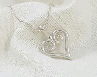 Handgjort halsband i massivt sterlingsilver med smeds hjärta