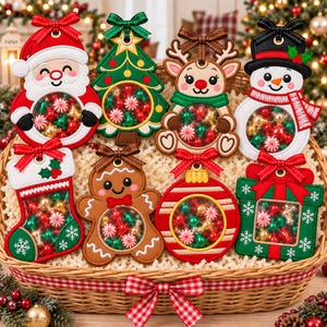 Op de afbeelding: Een collectie van acht vilten kerstornamenten in de vorm van de Kerstman, een boom, een rendier, een sneeuwman, een kerstsok, een peperkoekmannetje, een kerstbal en een cadeau, elk met een doorzichtig midden gevuld met kleine rode, groene en gouden belletjes.