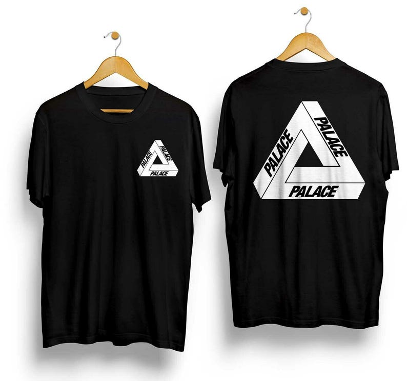 Puede incluir: Dos camisetas negras con la palabra "PALACE" en blanco, formando un dise&ntilde;o triangular. Una camiseta tiene el logo en el pecho, la otra en la espalda. Ambas cuelgan de perchas de madera.