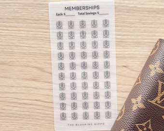 Puede incluir: Un rastreador de membresía transparente con el texto "MEMBERSHIPS" en la parte superior. El rastreador tiene espacios para completar el costo y el ahorro total. La parte inferior del rastreador tiene el texto "THE BLUSHING HIPPO". Una cartera marrón estampada está en el fondo.