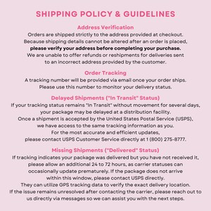 Op de afbeelding: Een lichtroze informatieve afbeelding met de titel Shipping Policy & Guidelines. De tekst beschrijft procedures voor adresverificatie, het volgen van bestellingen, vertraagde zendingen en vermiste pakketten, inclusief contactinstructies voor de USPS-vervoerder.