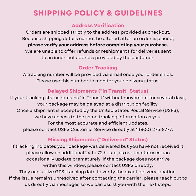 Op de afbeelding: Een lichtroze informatieve afbeelding met de titel Shipping Policy & Guidelines. De tekst beschrijft procedures voor adresverificatie, het volgen van bestellingen, vertraagde zendingen en vermiste pakketten, inclusief contactinstructies voor de USPS-vervoerder.