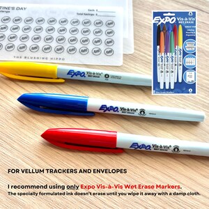 Op de afbeelding: Drie Expo Vis-&agrave;-Vis nat uitwisbare markers in geel, blauw en rood, voorzien van witte behuizingen met bijpassende gekleurde doppen en clips. De markers worden getoond naast een verpakkingskaart met acht markers en een vellum spaarplanblad.