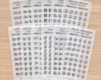 Puede incluir: Un conjunto de hojas de pegatinas transparentes con varios iconos y texto con temática de viajes. Las hojas están etiquetadas con categorías como "Alojamiento", "Actividades" y "Billetes de tren". Cada hoja tiene una cuadrícula de pequeñas ilustraciones.