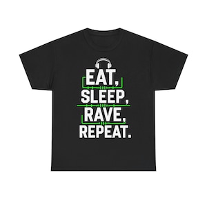 Puede incluir: Camiseta negra con el texto blanco "EAT, SLEEP, RAVE, REPEAT" en disposición vertical. La palabra "EAT" tiene un gráfico de auriculares encima. Las palabras están separadas por líneas verdes.